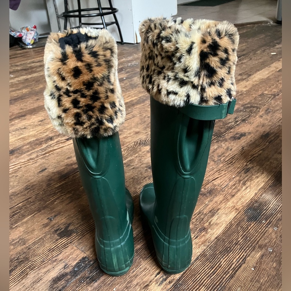 Hunter Women’s Original Tall Rain Boots with Removable Faux Fur Print Boot Socks - Picture 3 of 7